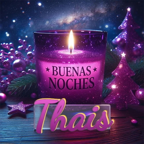 Vela morada brillante dentro de un vaso de vidrio, con la frase 'BUENAS NOCHES', rodeada de adornos festivos brillantes y pequeños árboles de Navidad bajo un cielo nocturno estrellado. El nombre aparece en un marco de vidrio transparente rectangular debajo del vaso. Nombre personalizado: Thais.