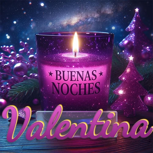Vela morada brillante dentro de un vaso de vidrio, con la frase 'BUENAS NOCHES', rodeada de adornos festivos brillantes y pequeños árboles de Navidad bajo un cielo nocturno estrellado. El nombre aparece en un marco de vidrio transparente rectangular debajo del vaso. Nombre personalizado: Valentina.