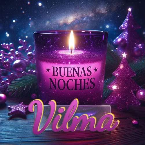 Vela morada brillante dentro de un vaso de vidrio, con la frase 'BUENAS NOCHES', rodeada de adornos festivos brillantes y pequeños árboles de Navidad bajo un cielo nocturno estrellado. El nombre aparece en un marco de vidrio transparente rectangular debajo del vaso. Nombre personalizado: Vilma. Vela morada brillante dentro de un vaso de vidrio, con la frase 'BUENAS NOCHES', rodeada de adornos festivos brillantes y pequeños árboles de Navidad bajo un cielo nocturno estrellado. El nombre aparece en un marco de vidrio transparente rectangular debajo del vaso. Nombre personalizado: Vilma.