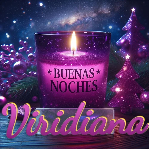 Vela morada brillante dentro de un vaso de vidrio, con la frase 'BUENAS NOCHES', rodeada de adornos festivos brillantes y pequeños árboles de Navidad bajo un cielo nocturno estrellado. El nombre aparece en un marco de vidrio transparente rectangular debajo del vaso. Nombre personalizado: Viridiana.
