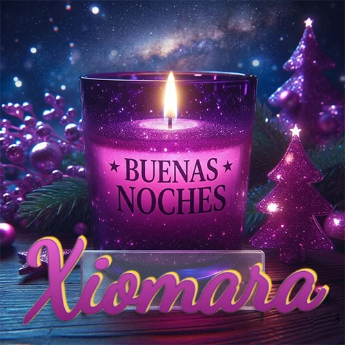 Vela morada brillante dentro de un vaso de vidrio, con la frase 'BUENAS NOCHES', rodeada de adornos festivos brillantes y pequeños árboles de Navidad bajo un cielo nocturno estrellado. El nombre aparece en un marco de vidrio transparente rectangular debajo del vaso. Nombre personalizado: Xiomara.