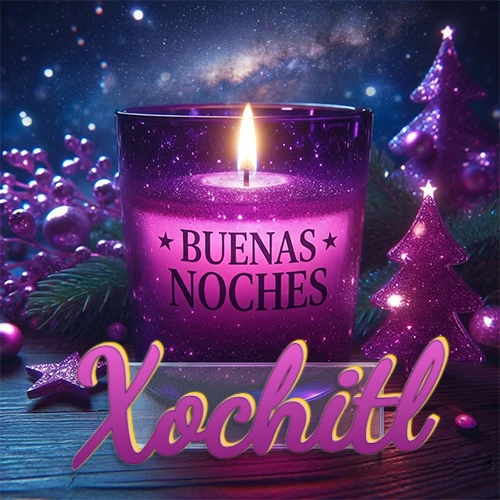 Vela morada brillante dentro de un vaso de vidrio, con la frase 'BUENAS NOCHES', rodeada de adornos festivos brillantes y pequeños árboles de Navidad bajo un cielo nocturno estrellado. El nombre aparece en un marco de vidrio transparente rectangular debajo del vaso. Nombre personalizado: Xochitl.