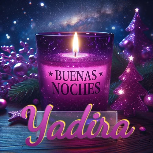 Vela morada brillante dentro de un vaso de vidrio, con la frase 'BUENAS NOCHES', rodeada de adornos festivos brillantes y pequeños árboles de Navidad bajo un cielo nocturno estrellado. El nombre aparece en un marco de vidrio transparente rectangular debajo del vaso. Nombre personalizado: Yadira.