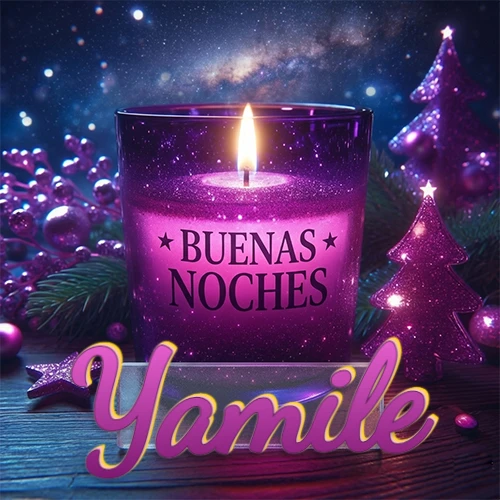 Vela morada brillante dentro de un vaso de vidrio, con la frase 'BUENAS NOCHES', rodeada de adornos festivos brillantes y pequeños árboles de Navidad bajo un cielo nocturno estrellado. El nombre aparece en un marco de vidrio transparente rectangular debajo del vaso. Nombre personalizado: Yamile.