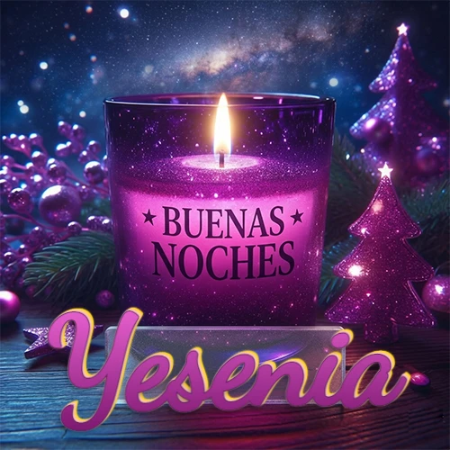 Vela morada brillante dentro de un vaso de vidrio, con la frase 'BUENAS NOCHES', rodeada de adornos festivos brillantes y pequeños árboles de Navidad bajo un cielo nocturno estrellado. El nombre aparece en un marco de vidrio transparente rectangular debajo del vaso. Nombre personalizado: Yesenia.