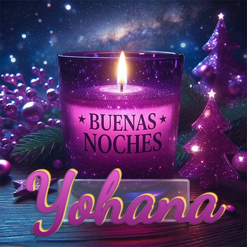 Vela morada brillante dentro de un vaso de vidrio, con la frase 'BUENAS NOCHES', rodeada de adornos festivos brillantes y pequeños árboles de Navidad bajo un cielo nocturno estrellado. El nombre aparece en un marco de vidrio transparente rectangular debajo del vaso. Nombre personalizado: Yohana.