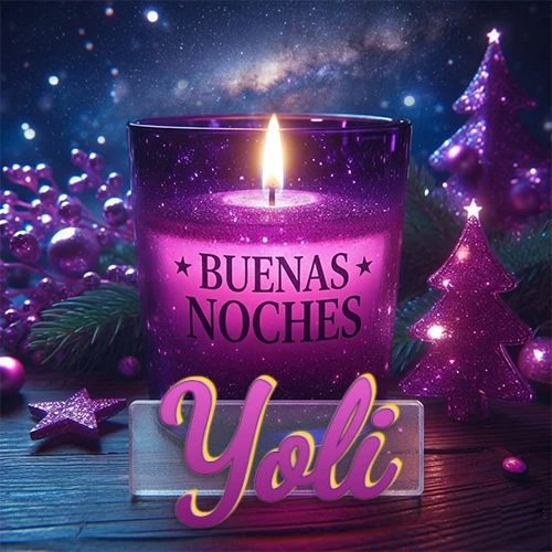 Vela morada brillante dentro de un vaso de vidrio, con la frase 'BUENAS NOCHES', rodeada de adornos festivos brillantes y pequeños árboles de Navidad bajo un cielo nocturno estrellado. El nombre aparece en un marco de vidrio transparente rectangular debajo del vaso. Nombre personalizado: Yoli.