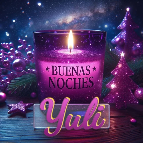 Vela morada brillante dentro de un vaso de vidrio, con la frase 'BUENAS NOCHES', rodeada de adornos festivos brillantes y pequeños árboles de Navidad bajo un cielo nocturno estrellado. El nombre aparece en un marco de vidrio transparente rectangular debajo del vaso. Nombre personalizado: Yuli.