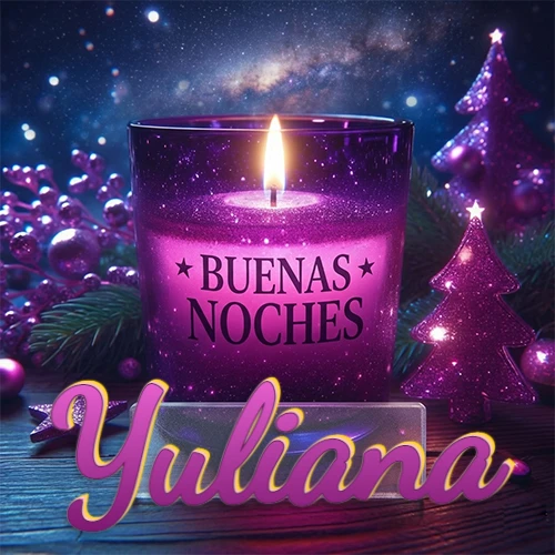 Vela morada brillante dentro de un vaso de vidrio, con la frase 'BUENAS NOCHES', rodeada de adornos festivos brillantes y pequeños árboles de Navidad bajo un cielo nocturno estrellado. El nombre aparece en un marco de vidrio transparente rectangular debajo del vaso. Nombre personalizado: Yuliana.
