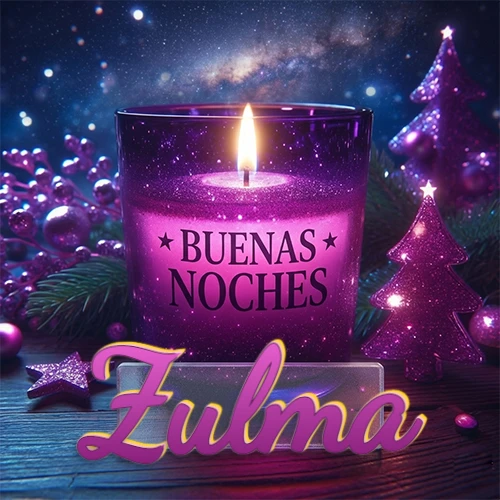 Vela morada brillante dentro de un vaso de vidrio, con la frase 'BUENAS NOCHES', rodeada de adornos festivos brillantes y pequeños árboles de Navidad bajo un cielo nocturno estrellado. El nombre aparece en un marco de vidrio transparente rectangular debajo del vaso. Nombre personalizado: Zulma.