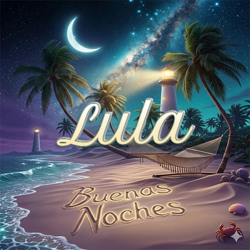 Escena nocturna mágica de una playa tropical con dos palmeras, hamaca de red y un faro iluminado en el horizonte, con la frase 'Buenas Noches' escrita artísticamente en la arena húmeda bajo la luz de la galaxia y la luna. El nombre aparece con letra luminosa grande en medio del cielo entre las dos palmeras. Nombre personalizado: Lula.