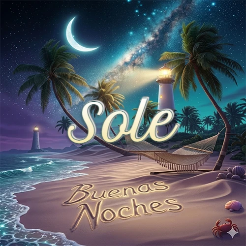 Escena nocturna mágica de una playa tropical con dos palmeras, hamaca de red y un faro iluminado en el horizonte, con la frase 'Buenas Noches' escrita artísticamente en la arena húmeda bajo la luz de la galaxia y la luna. El nombre aparece con letra luminosa grande en medio del cielo entre las dos palmeras. Nombre personalizado: Sole.