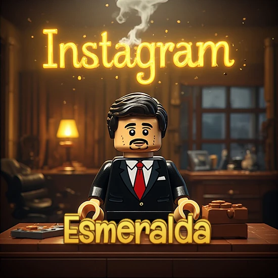 Mundo miniatura de Lego. Hombre de negocios con traje negro en escritorio clásico. Logotipo de Instagram en neón amarillo brillante con humo ligero. Nombre en 3D apoyado en el escritorio. Diseño con el nombre Esmeralda.