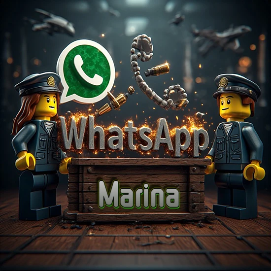 Dúo de policías Lego junto a una caja de madera. Chispas, logotipo de WhatsApp y un teléfono antiguo desarmándose en el aire. Nombre tallado en la parte frontal de la caja. Diseño con el nombre Marina.
