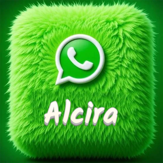 Cubo gigante cubierto de suave pelaje verde con el logotipo blanco de WhatsApp en 3D incrustado. Nombre en blanco suave que sigue la textura del pelaje en la parte inferior. Diseño con el nombre Alcira.
