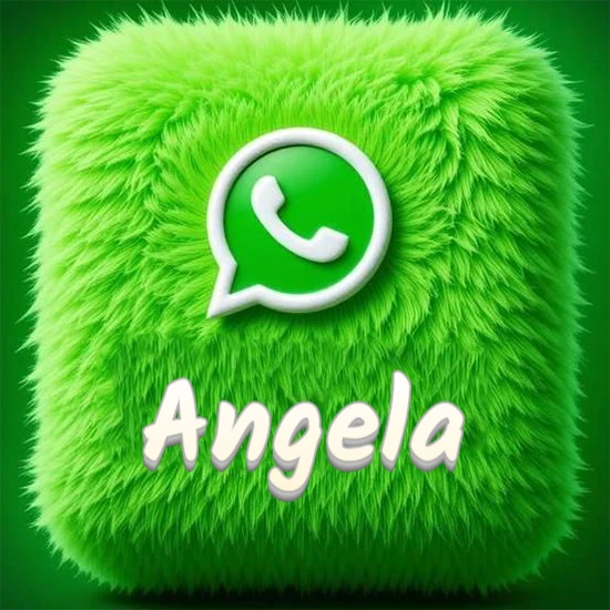 Cubo gigante cubierto de suave pelaje verde con el logotipo blanco de WhatsApp en 3D incrustado. Nombre en blanco suave que sigue la textura del pelaje en la parte inferior. Diseño con el nombre Angela.