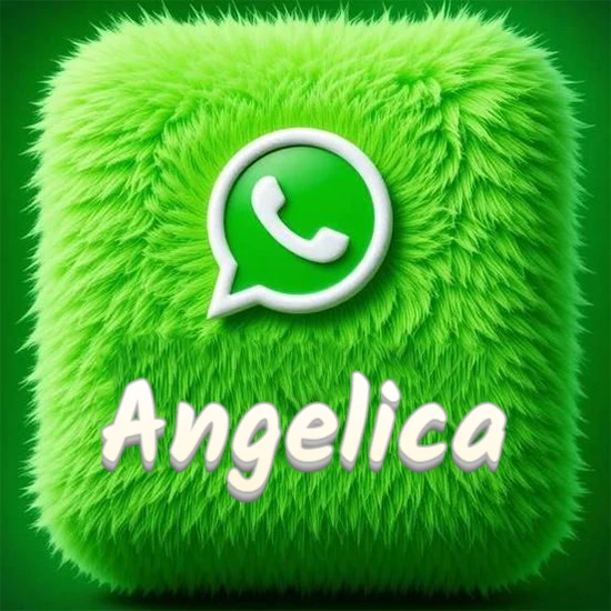 Cubo gigante cubierto de suave pelaje verde con el logotipo blanco de WhatsApp en 3D incrustado. Nombre en blanco suave que sigue la textura del pelaje en la parte inferior. Diseño con el nombre Angelica.