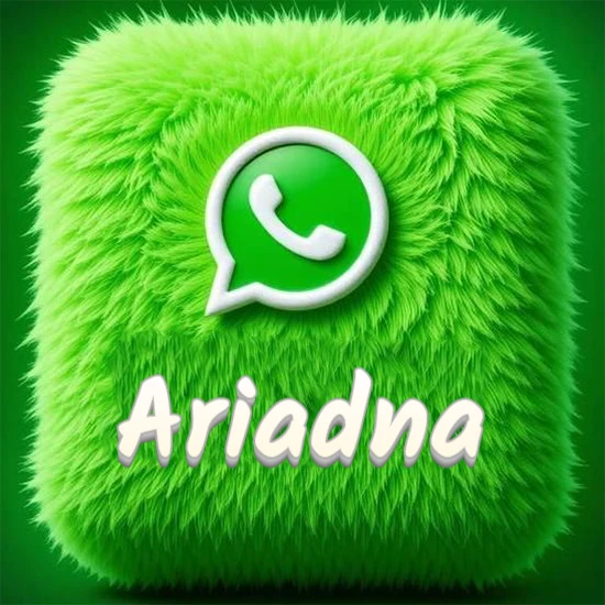 Cubo gigante cubierto de suave pelaje verde con el logotipo blanco de WhatsApp en 3D incrustado. Nombre en blanco suave que sigue la textura del pelaje en la parte inferior. Diseño con el nombre Ariadna.