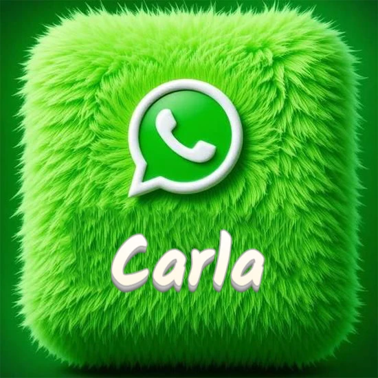 Cubo gigante cubierto de suave pelaje verde con el logotipo blanco de WhatsApp en 3D incrustado. Nombre en blanco suave que sigue la textura del pelaje en la parte inferior. Diseño con el nombre Carla.