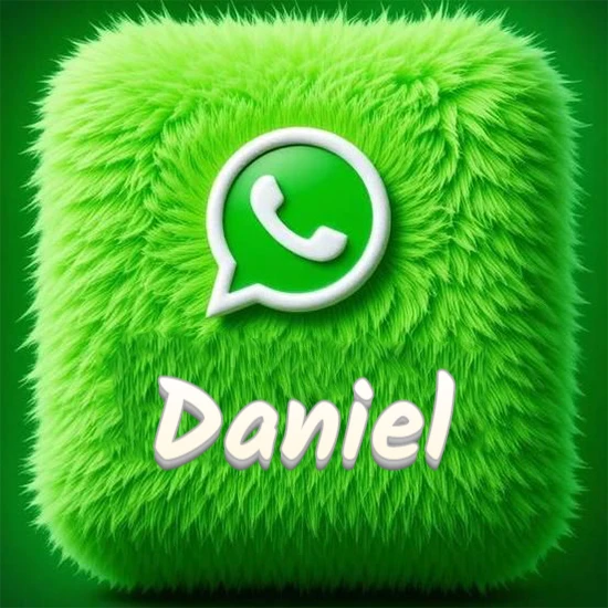 Cubo gigante cubierto de suave pelaje verde con el logotipo blanco de WhatsApp en 3D incrustado. Nombre en blanco suave que sigue la textura del pelaje en la parte inferior. Diseño con el nombre Daniel.