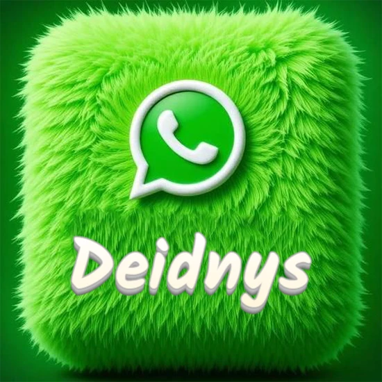 Cubo gigante cubierto de suave pelaje verde con el logotipo blanco de WhatsApp en 3D incrustado. Nombre en blanco suave que sigue la textura del pelaje en la parte inferior. Diseño con el nombre Deidnys.