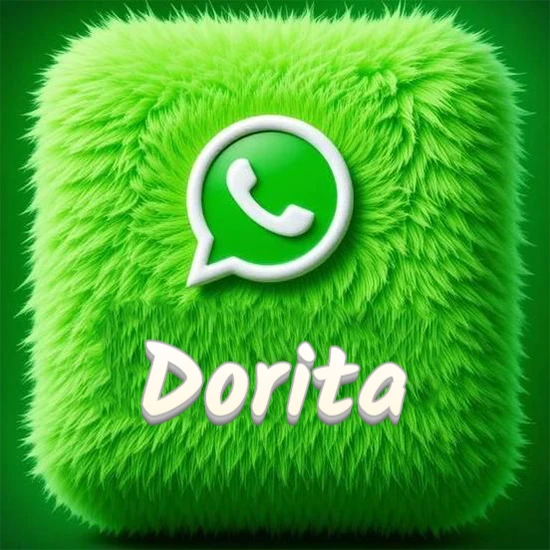 Cubo gigante cubierto de suave pelaje verde con el logotipo blanco de WhatsApp en 3D incrustado. Nombre en blanco suave que sigue la textura del pelaje en la parte inferior. Diseño con el nombre Dorita.