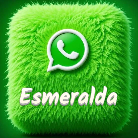 Cubo gigante cubierto de suave pelaje verde con el logotipo blanco de WhatsApp en 3D incrustado. Nombre en blanco suave que sigue la textura del pelaje en la parte inferior. Diseño con el nombre Esmeralda.