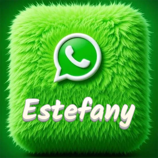 Cubo gigante cubierto de suave pelaje verde con el logotipo blanco de WhatsApp en 3D incrustado. Nombre en blanco suave que sigue la textura del pelaje en la parte inferior. Diseño con el nombre Estefany.