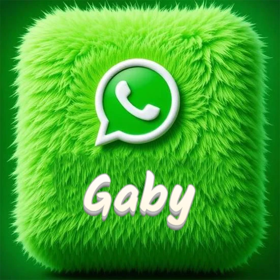 Cubo gigante cubierto de suave pelaje verde con el logotipo blanco de WhatsApp en 3D incrustado. Nombre en blanco suave que sigue la textura del pelaje en la parte inferior. Diseño con el nombre Gaby.