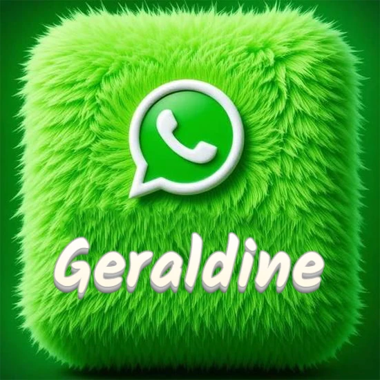 Cubo gigante cubierto de suave pelaje verde con el logotipo blanco de WhatsApp en 3D incrustado. Nombre en blanco suave que sigue la textura del pelaje en la parte inferior. Diseño con el nombre Geraldine.