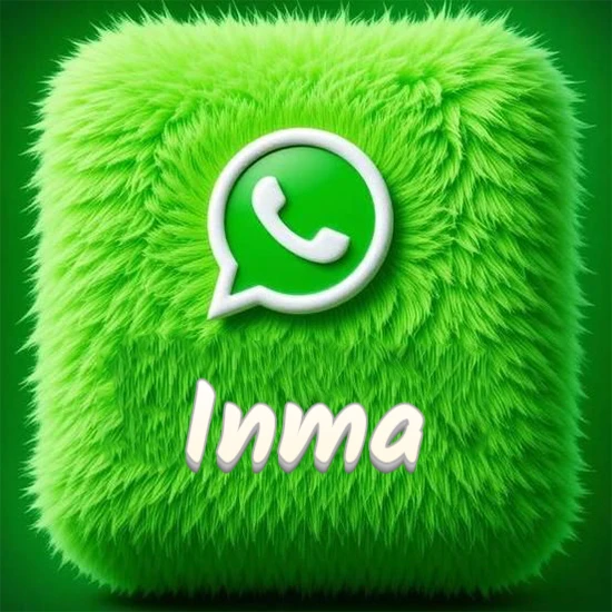 Cubo gigante cubierto de suave pelaje verde con el logotipo blanco de WhatsApp en 3D incrustado. Nombre en blanco suave que sigue la textura del pelaje en la parte inferior. Diseño con el nombre Inma.
