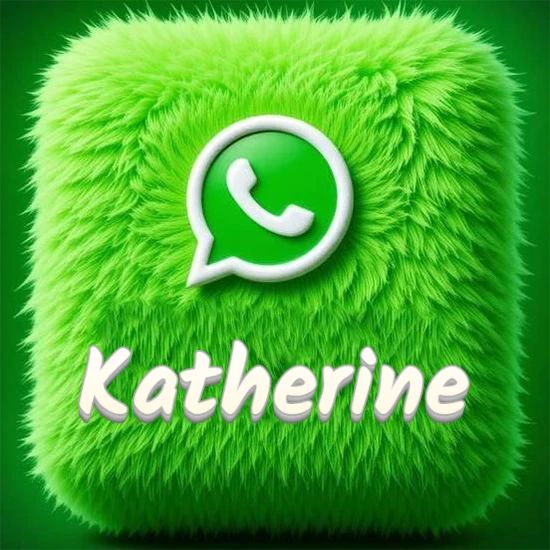 Cubo gigante cubierto de suave pelaje verde con el logotipo blanco de WhatsApp en 3D incrustado. Nombre en blanco suave que sigue la textura del pelaje en la parte inferior. Diseño con el nombre Katherine.