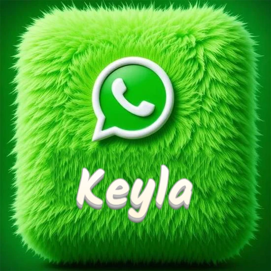 Cubo gigante cubierto de suave pelaje verde con el logotipo blanco de WhatsApp en 3D incrustado. Nombre en blanco suave que sigue la textura del pelaje en la parte inferior. Diseño con el nombre Keyla.