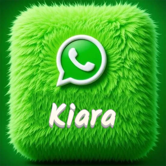 Cubo gigante cubierto de suave pelaje verde con el logotipo blanco de WhatsApp en 3D incrustado. Nombre en blanco suave que sigue la textura del pelaje en la parte inferior. Diseño con el nombre Kiara.