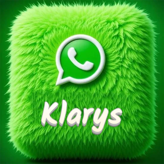 Cubo gigante cubierto de suave pelaje verde con el logotipo blanco de WhatsApp en 3D incrustado. Nombre en blanco suave que sigue la textura del pelaje en la parte inferior. Diseño con el nombre Klarys.