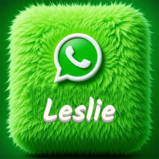 Cubo gigante cubierto de suave pelaje verde con el logotipo blanco de WhatsApp en 3D incrustado. Nombre en blanco suave que sigue la textura del pelaje en la parte inferior. Diseño con el nombre Leslie.