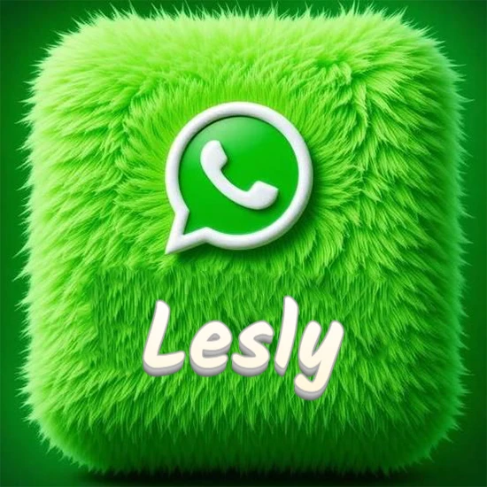 Cubo gigante cubierto de suave pelaje verde con el logotipo blanco de WhatsApp en 3D incrustado. Nombre en blanco suave que sigue la textura del pelaje en la parte inferior. Diseño con el nombre Lesly.