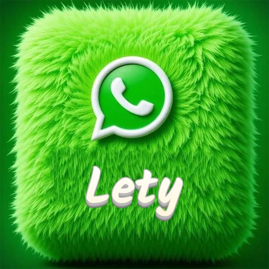 Cubo gigante cubierto de suave pelaje verde con el logotipo blanco de WhatsApp en 3D incrustado. Nombre en blanco suave que sigue la textura del pelaje en la parte inferior. Diseño con el nombre Lety.