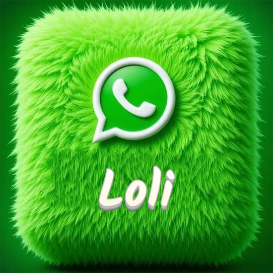 Cubo gigante cubierto de suave pelaje verde con el logotipo blanco de WhatsApp en 3D incrustado. Nombre en blanco suave que sigue la textura del pelaje en la parte inferior. Diseño con el nombre Loli.
