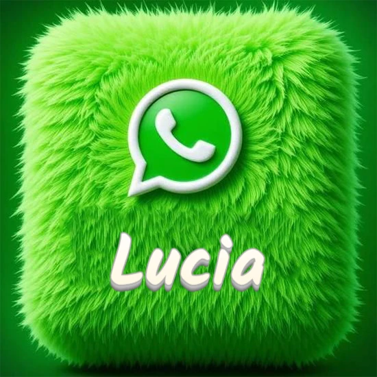 Cubo gigante cubierto de suave pelaje verde con el logotipo blanco de WhatsApp en 3D incrustado. Nombre en blanco suave que sigue la textura del pelaje en la parte inferior. Diseño con el nombre Lucia.