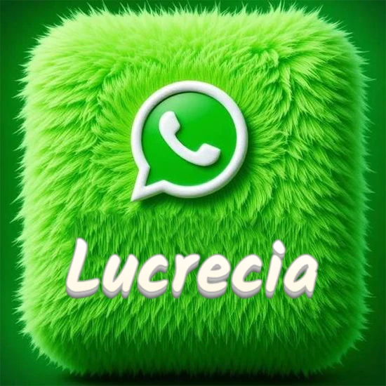 Cubo gigante cubierto de suave pelaje verde con el logotipo blanco de WhatsApp en 3D incrustado. Nombre en blanco suave que sigue la textura del pelaje en la parte inferior. Diseño con el nombre Lucrecia.