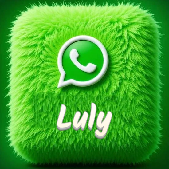 Cubo gigante cubierto de suave pelaje verde con el logotipo blanco de WhatsApp en 3D incrustado. Nombre en blanco suave que sigue la textura del pelaje en la parte inferior. Diseño con el nombre Luly.
