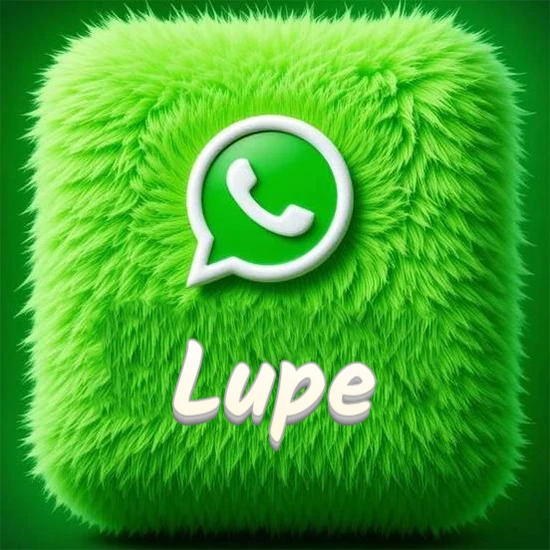 Cubo gigante cubierto de suave pelaje verde con el logotipo blanco de WhatsApp en 3D incrustado. Nombre en blanco suave que sigue la textura del pelaje en la parte inferior. Diseño con el nombre Lupe.