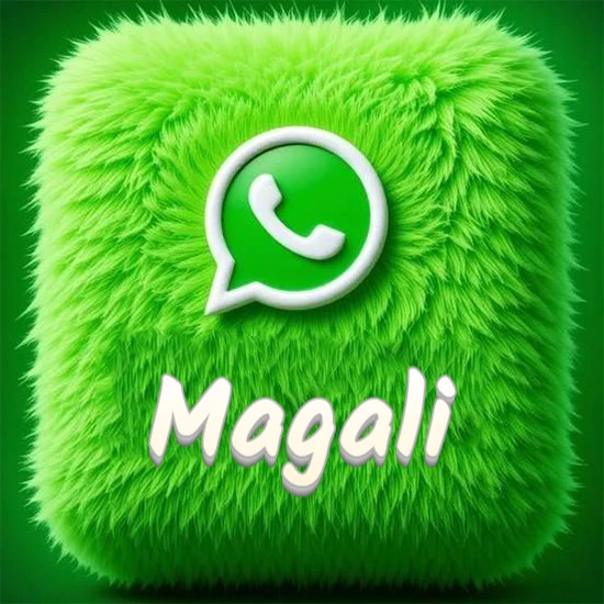 Cubo gigante cubierto de suave pelaje verde con el logotipo blanco de WhatsApp en 3D incrustado. Nombre en blanco suave que sigue la textura del pelaje en la parte inferior. Diseño con el nombre Magali.