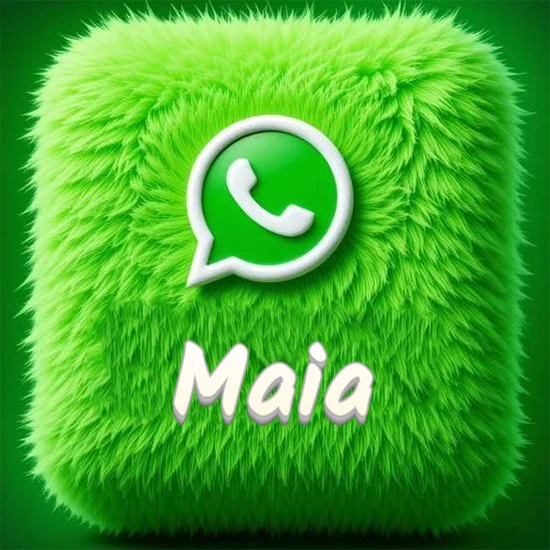 Cubo gigante cubierto de suave pelaje verde con el logotipo blanco de WhatsApp en 3D incrustado. Nombre en blanco suave que sigue la textura del pelaje en la parte inferior. Diseño con el nombre Maia.