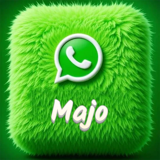 Cubo gigante cubierto de suave pelaje verde con el logotipo blanco de WhatsApp en 3D incrustado. Nombre en blanco suave que sigue la textura del pelaje en la parte inferior. Diseño con el nombre Majo.
