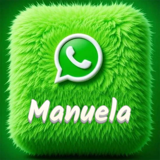 Cubo gigante cubierto de suave pelaje verde con el logotipo blanco de WhatsApp en 3D incrustado. Nombre en blanco suave que sigue la textura del pelaje en la parte inferior. Diseño con el nombre Manuela.