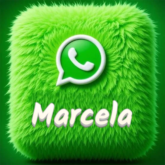 Cubo gigante cubierto de suave pelaje verde con el logotipo blanco de WhatsApp en 3D incrustado. Nombre en blanco suave que sigue la textura del pelaje en la parte inferior. Diseño con el nombre Marcela.