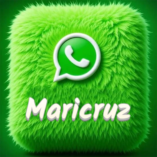 Cubo gigante cubierto de suave pelaje verde con el logotipo blanco de WhatsApp en 3D incrustado. Nombre en blanco suave que sigue la textura del pelaje en la parte inferior. Diseño con el nombre Maricruz.