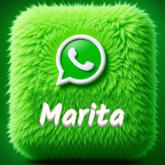 Cubo gigante cubierto de suave pelaje verde con el logotipo blanco de WhatsApp en 3D incrustado. Nombre en blanco suave que sigue la textura del pelaje en la parte inferior. Diseño con el nombre Marita.